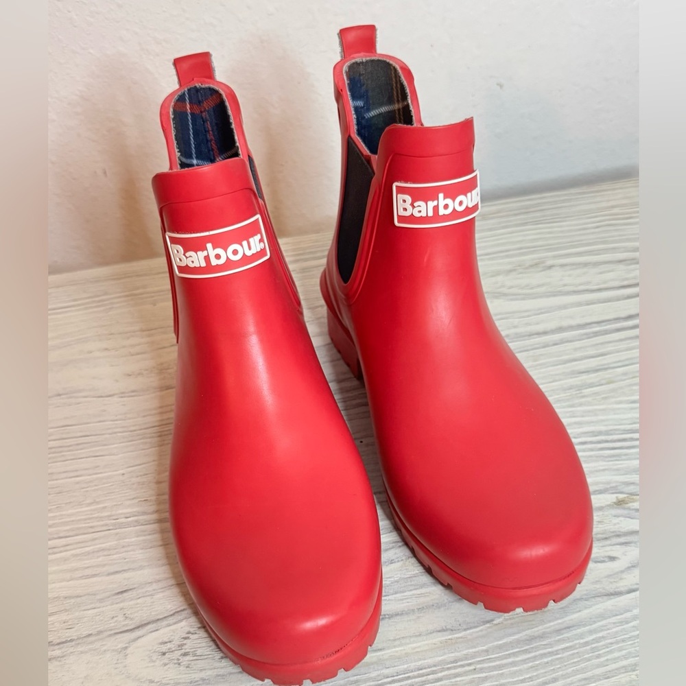 Barbour women Bright pink Rain Boots size 4 equivalent to size 6 women